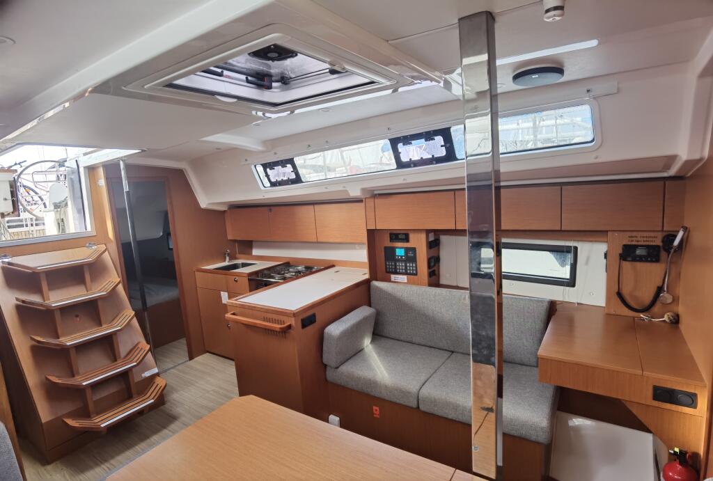 Sailing yacht 