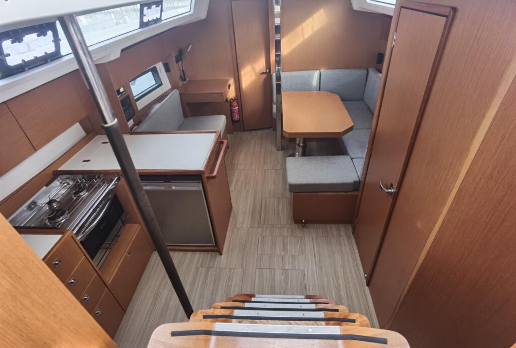Sailing yacht 