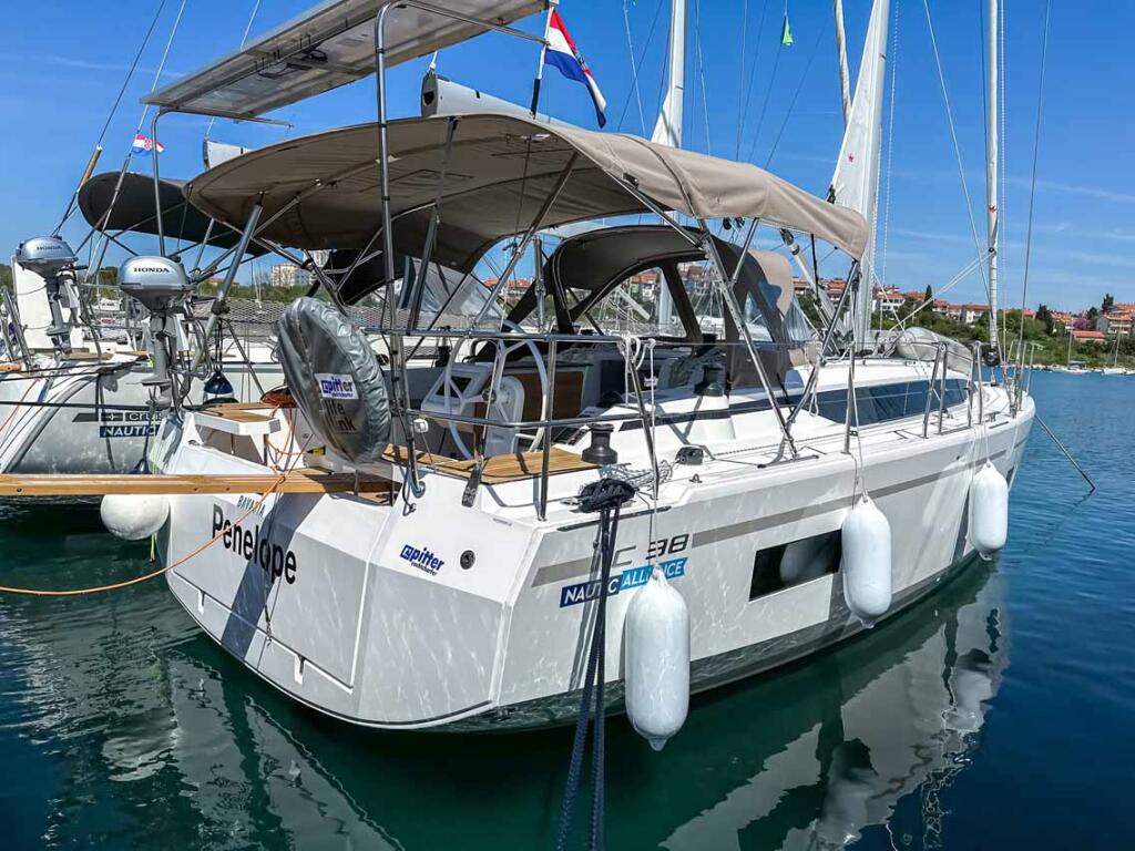 Sailing yacht 