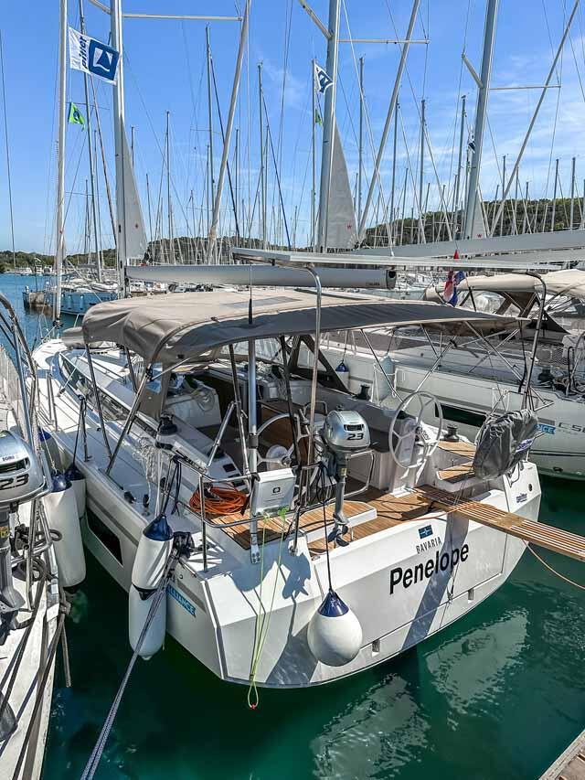 Sailing yacht 