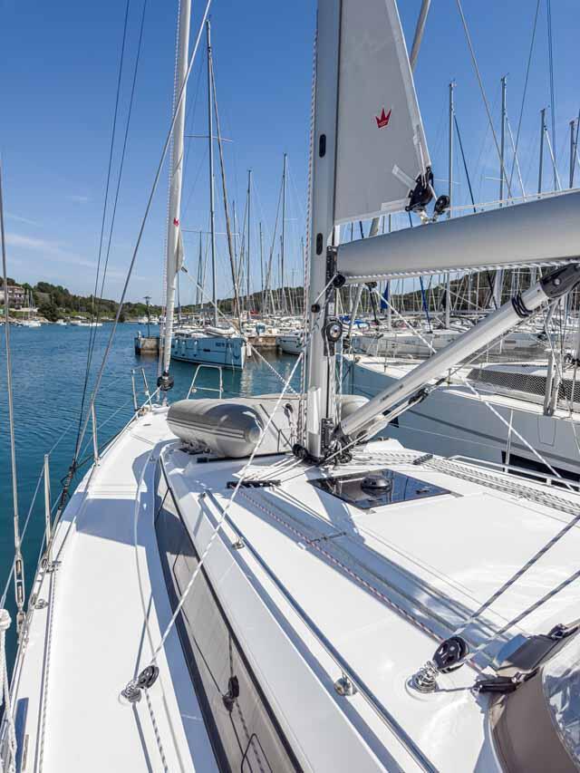 Sailing yacht 