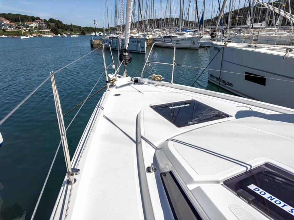 Sailing yacht 