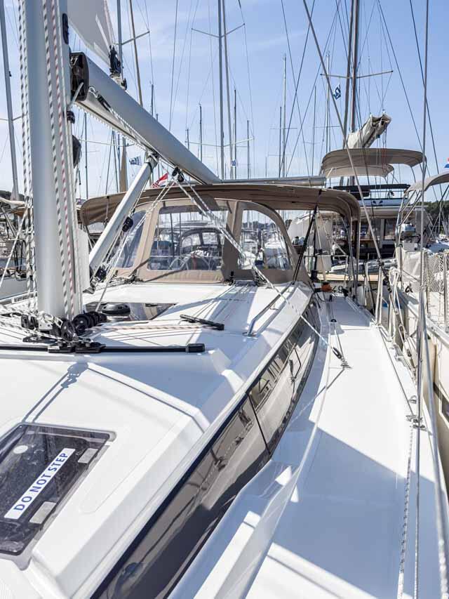 Sailing yacht 