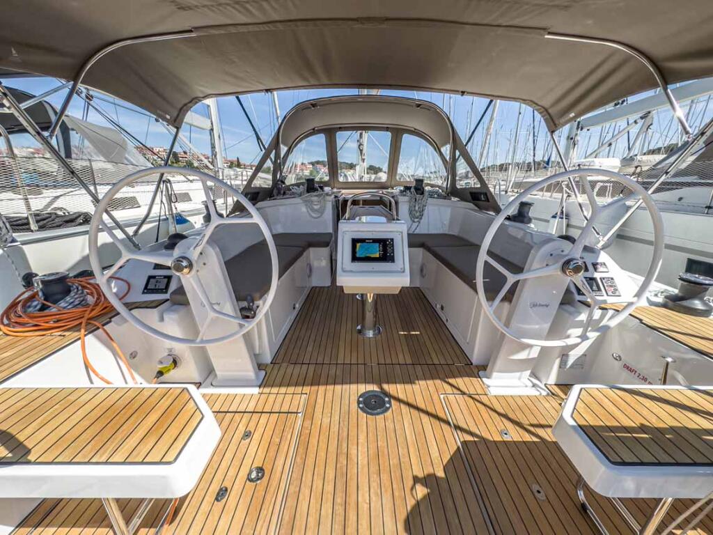 Sailing yacht 