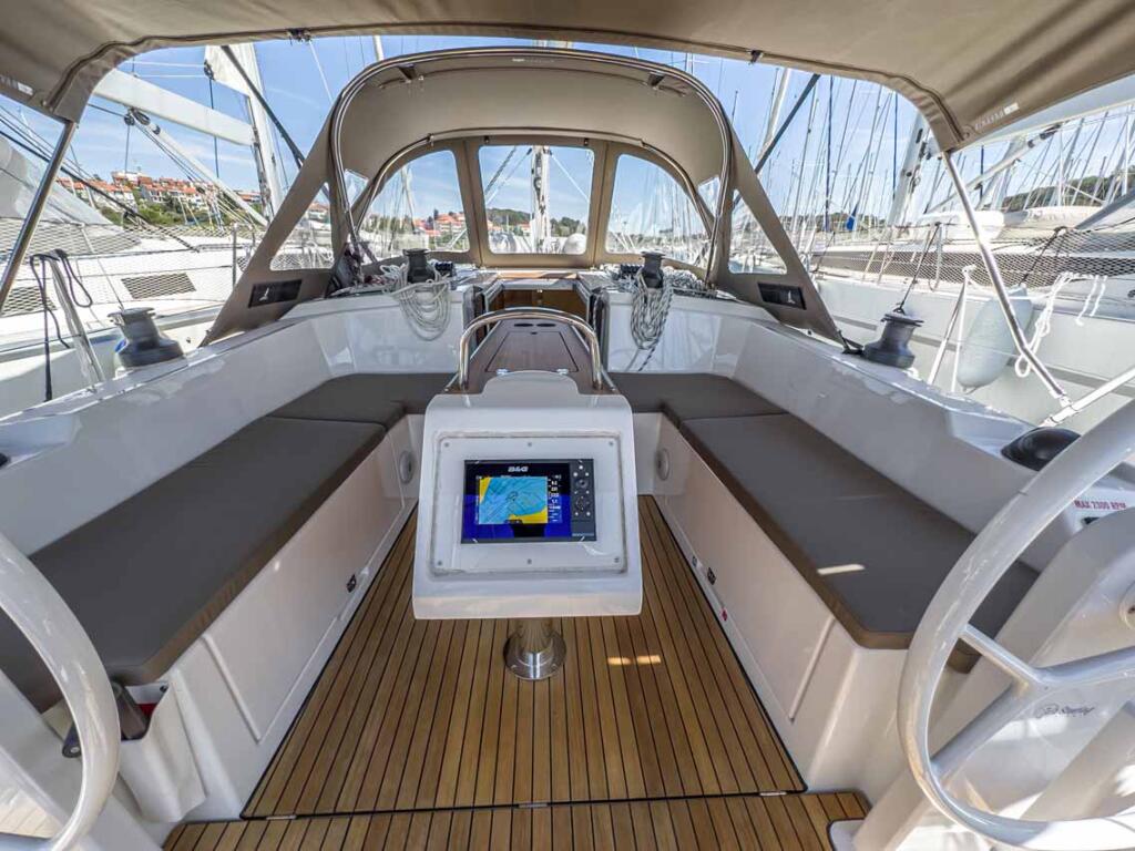Sailing yacht 