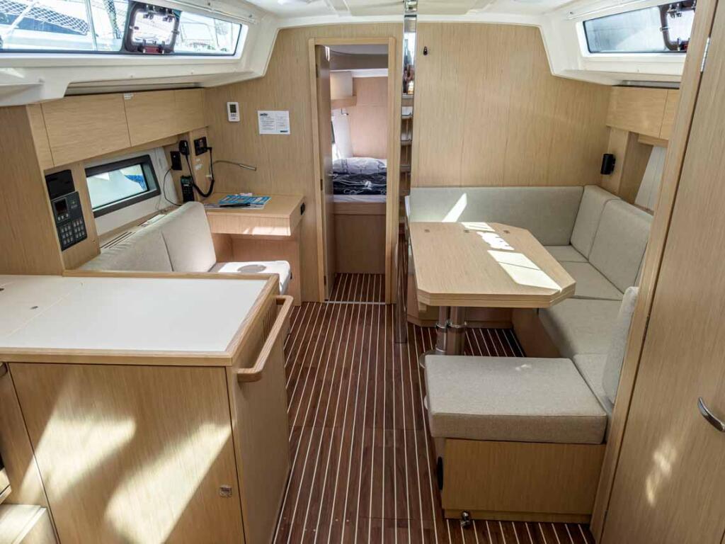 Sailing yacht 