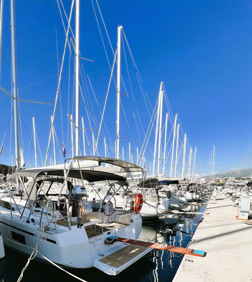 Sailing yacht 