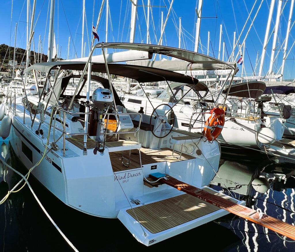 Sailing yacht 