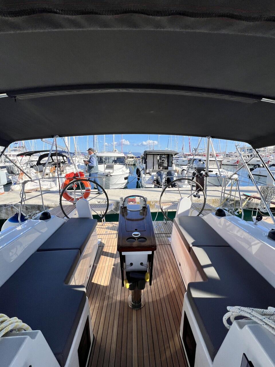 Sailing yacht 