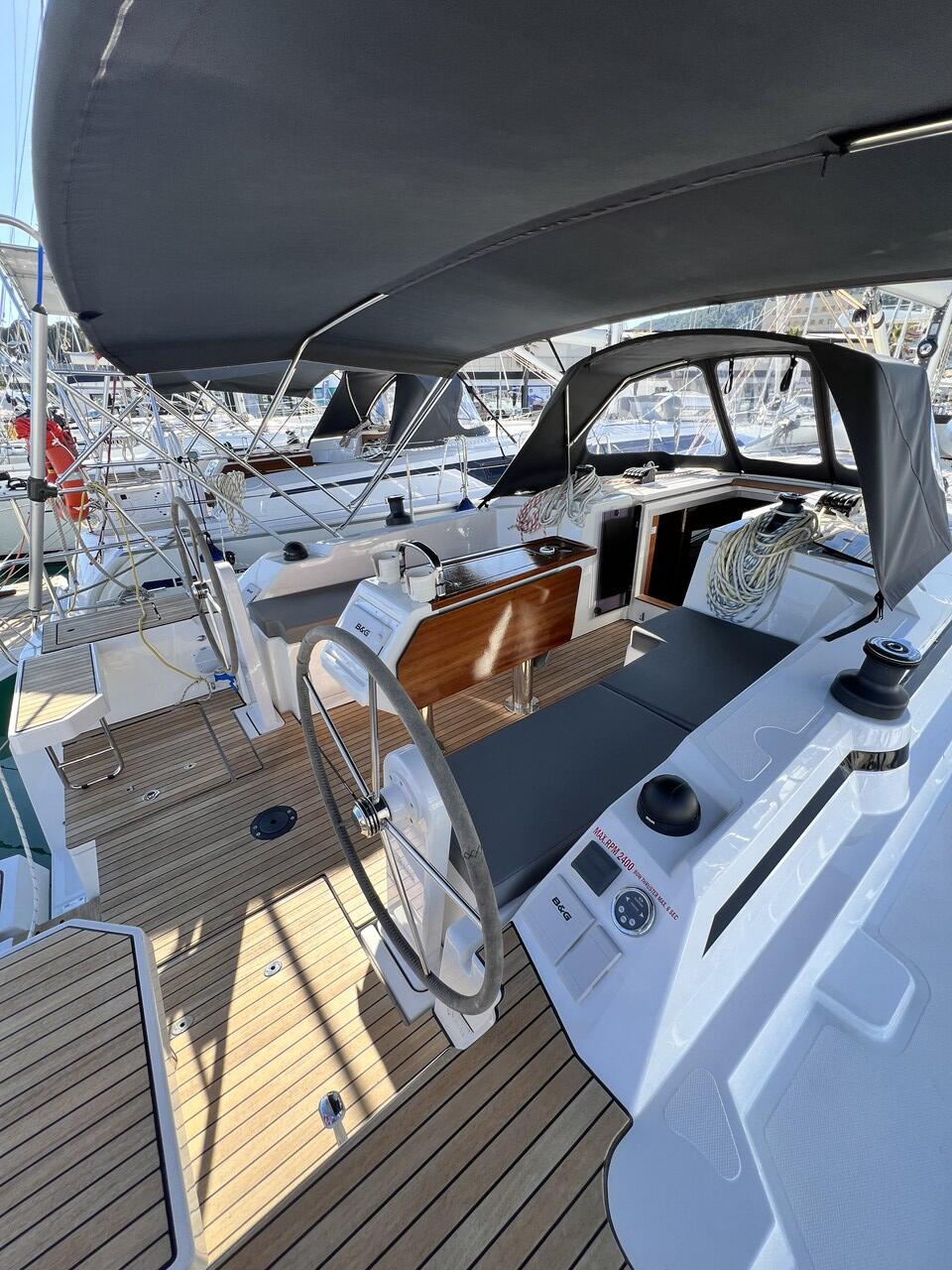 Sailing yacht 