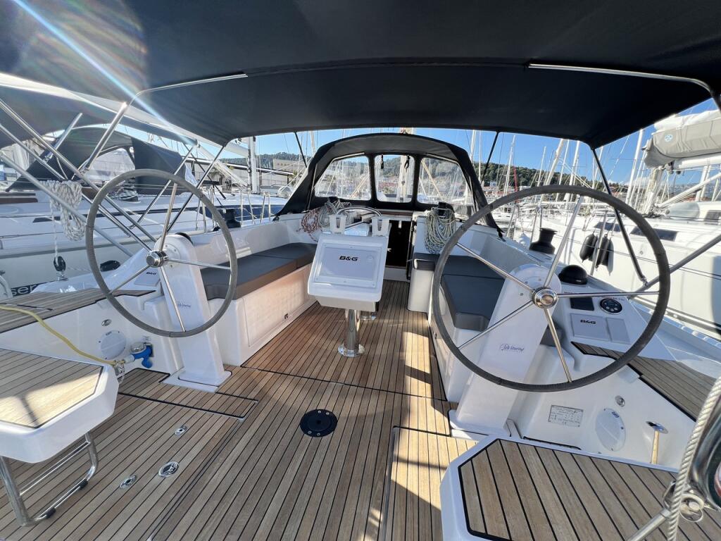 Sailing yacht 