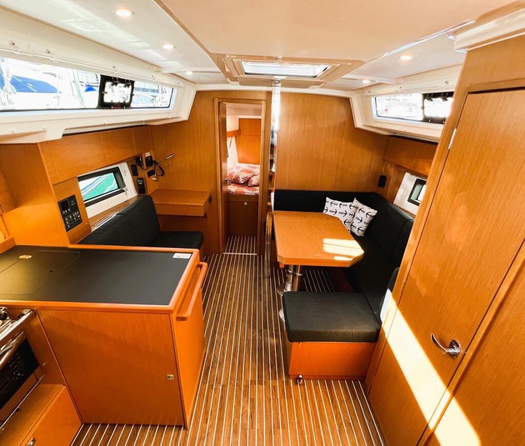 Sailing yacht 