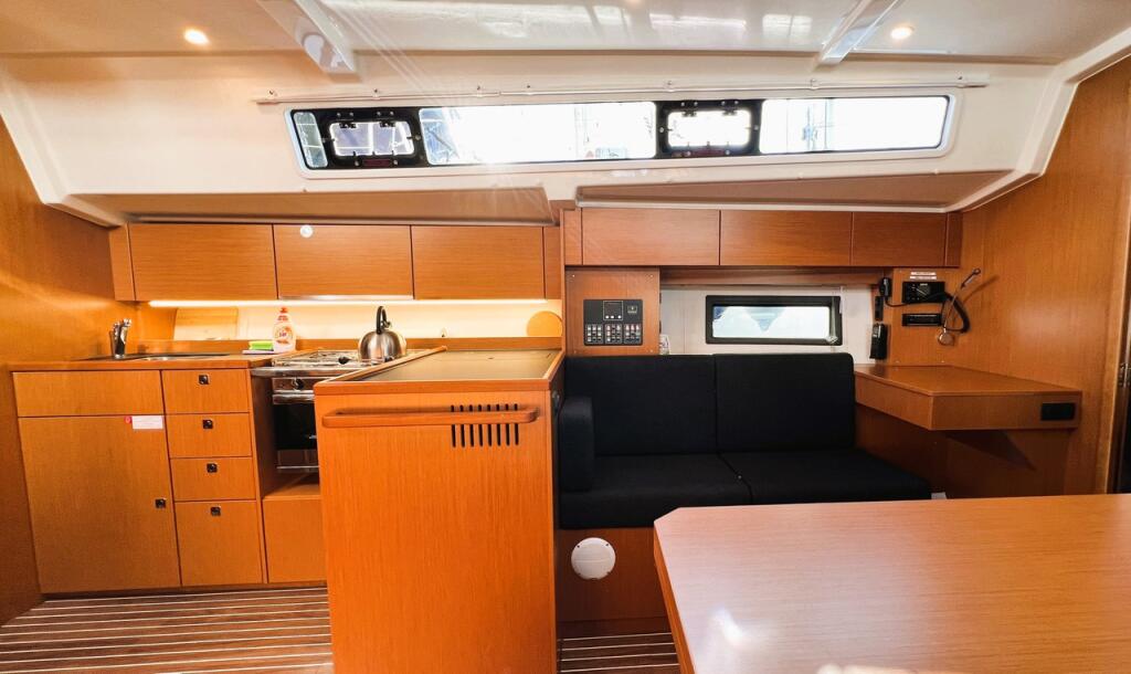 Sailing yacht 