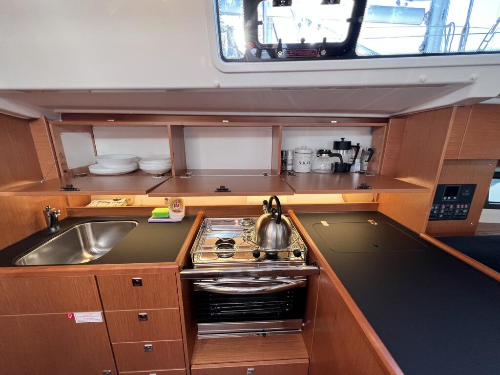 Sailing yacht 