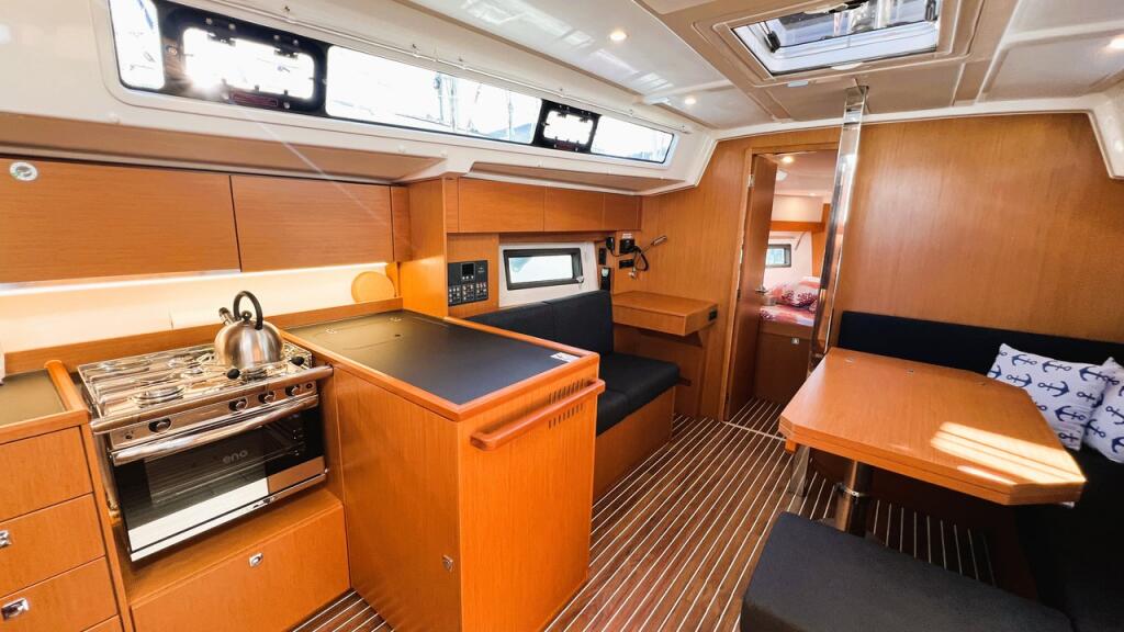 Sailing yacht 