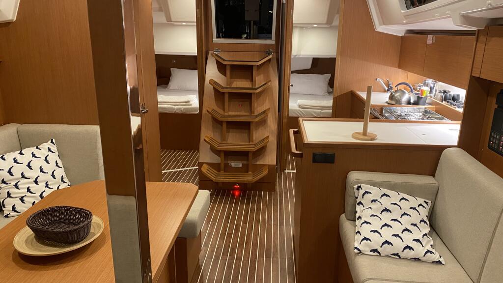 Sailing yacht 