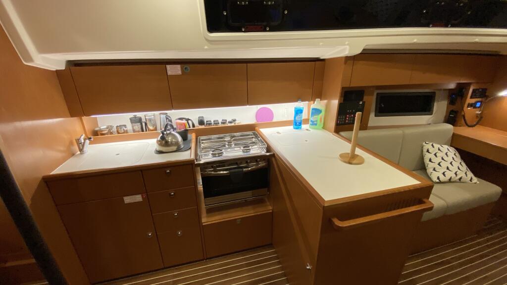 Sailing yacht 