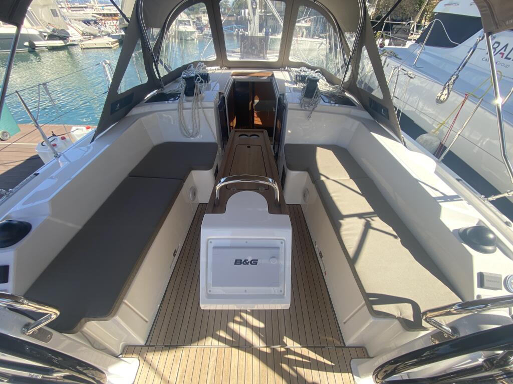 Sailing yacht 