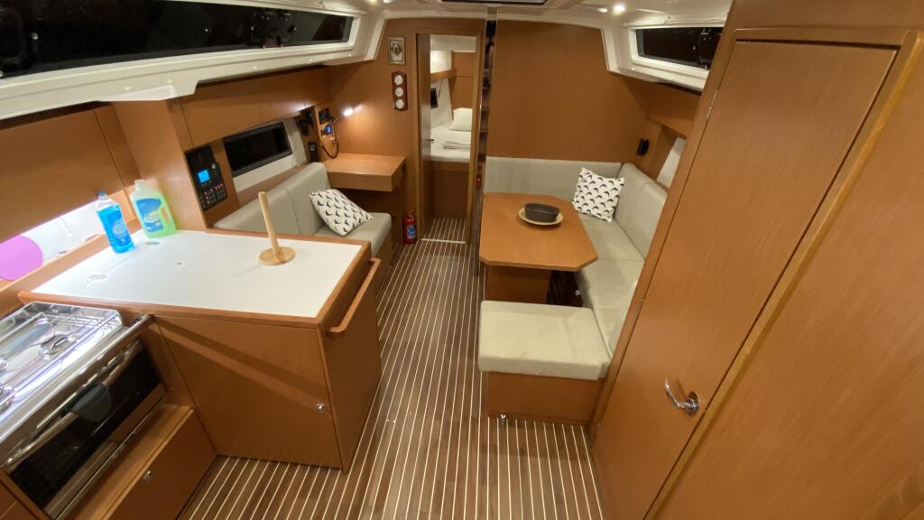 Sailing yacht 