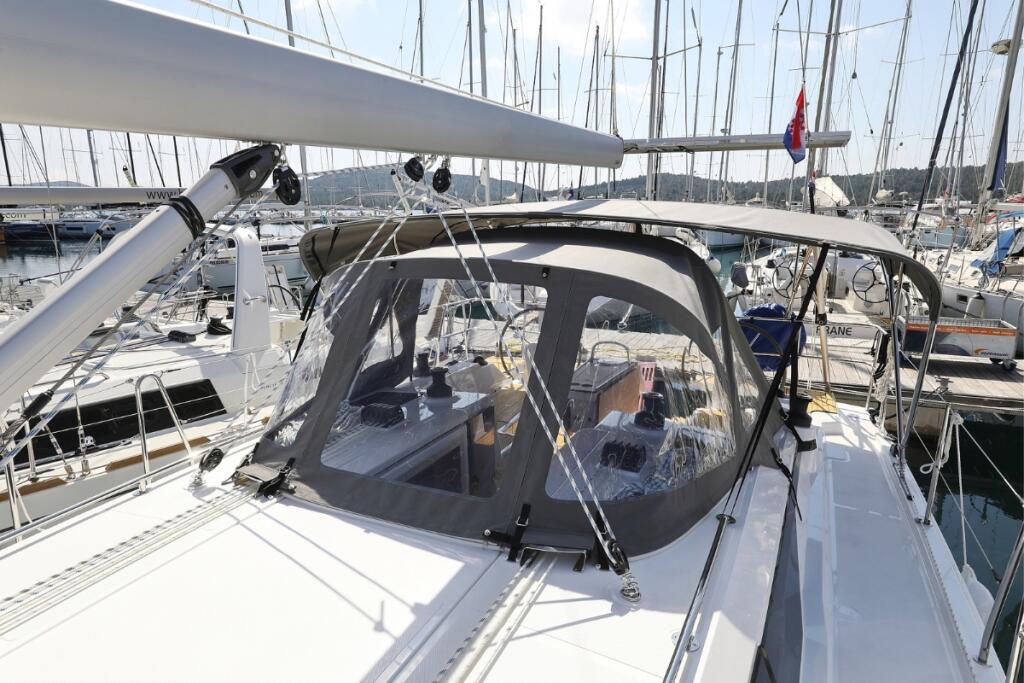 Sailing yacht 