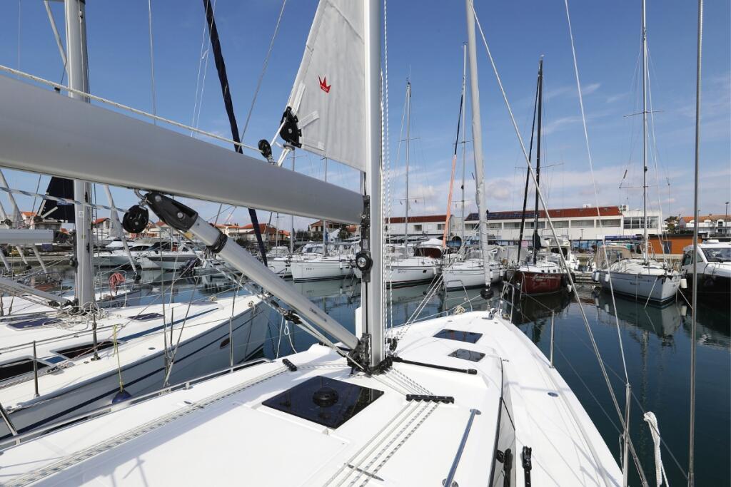 Sailing yacht 