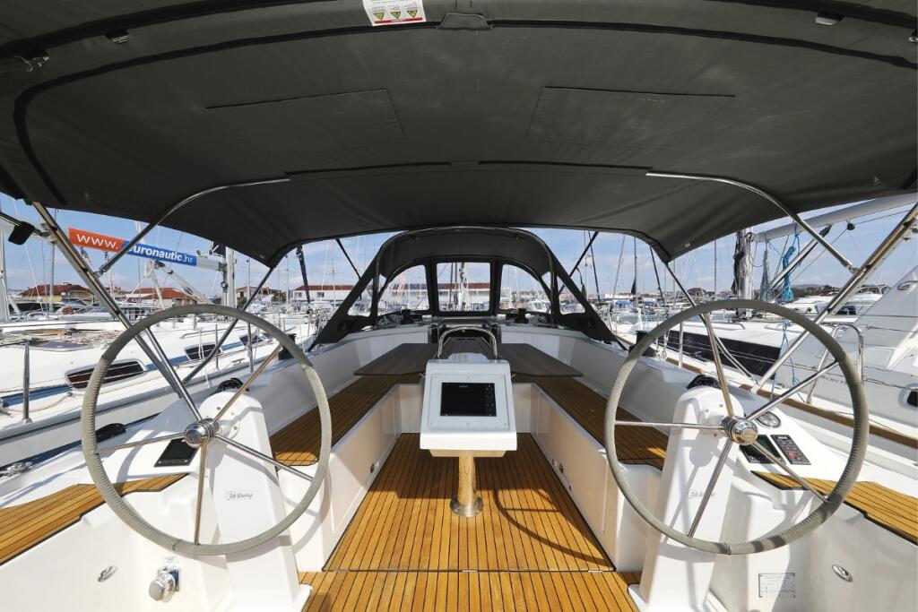 Sailing yacht 