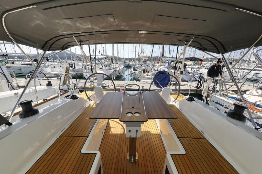 Sailing yacht 