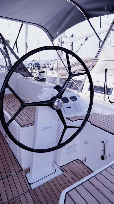 Sailing yacht 