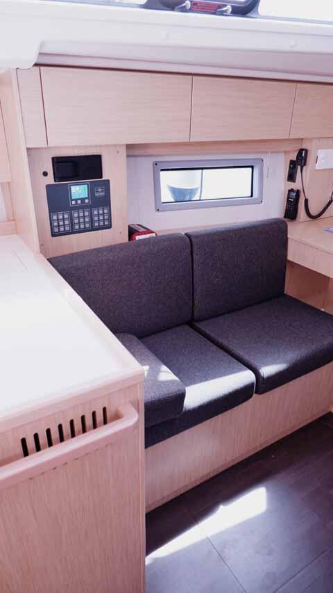 Sailing yacht 