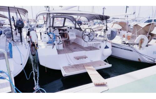 Sailing yacht 