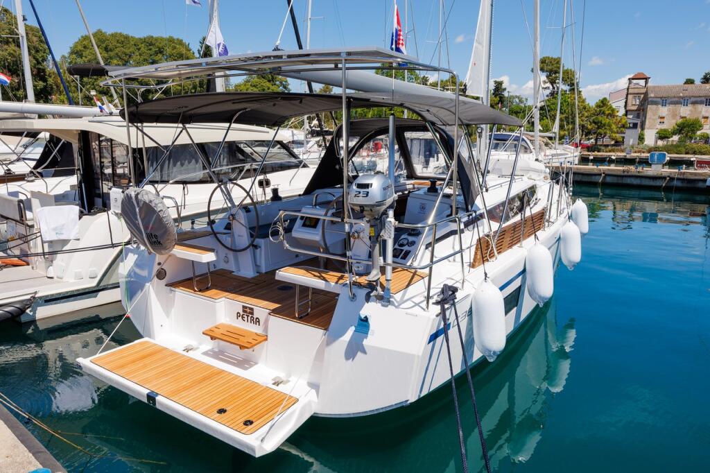 Sailing yacht 