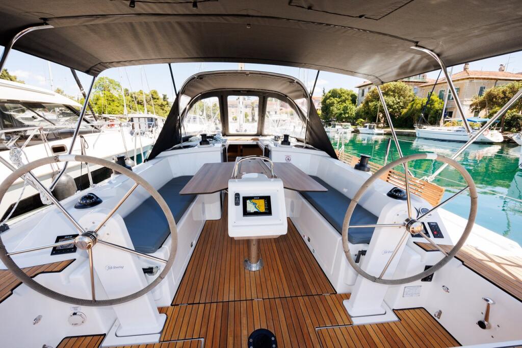 Sailing yacht 