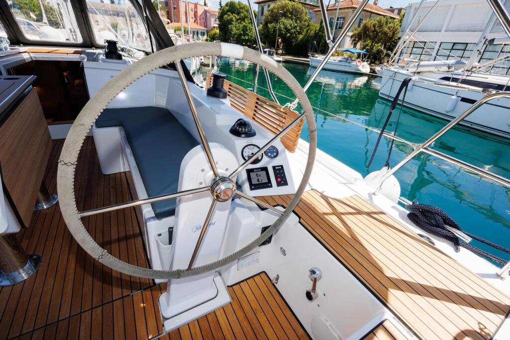Sailing yacht 