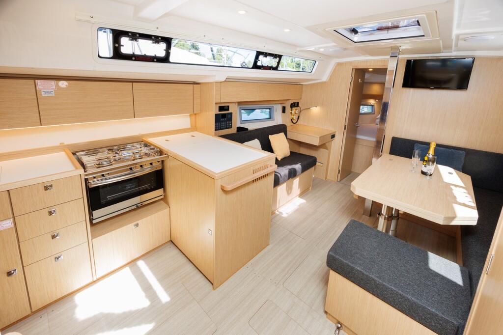 Sailing yacht 