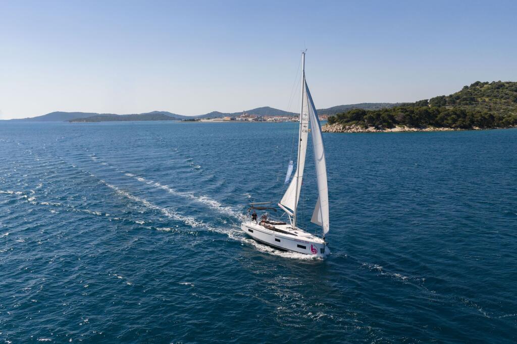 Sailing yacht 