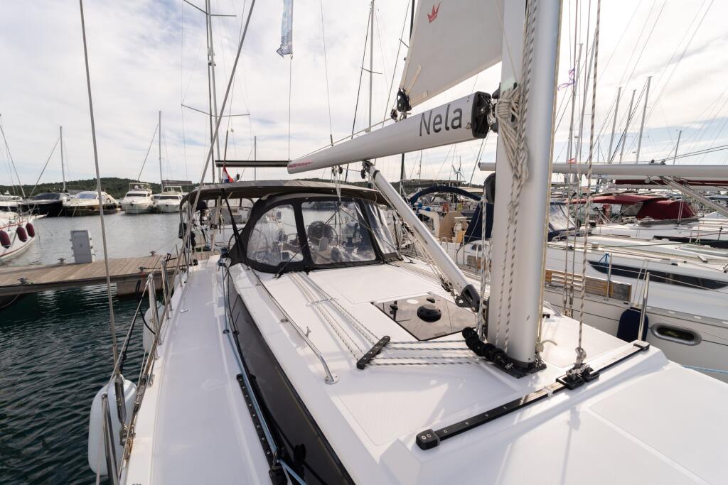 Sailing yacht 