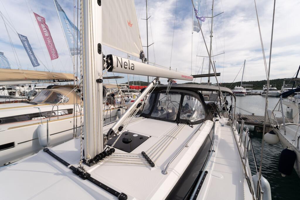 Sailing yacht 