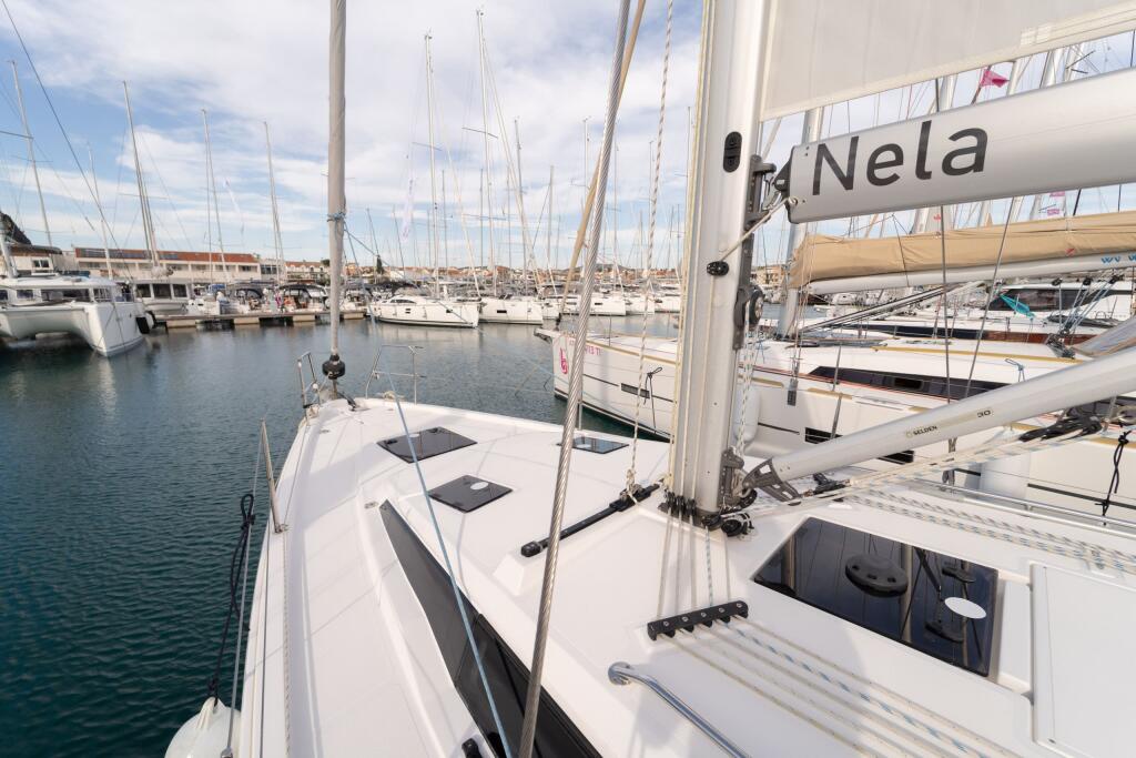 Sailing yacht 