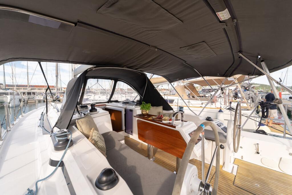 Sailing yacht 
