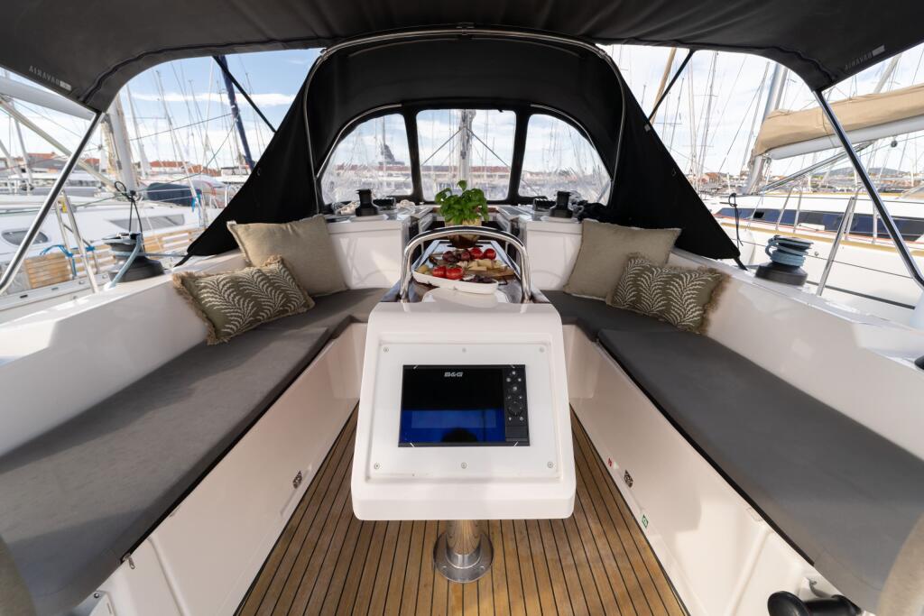 Sailing yacht 