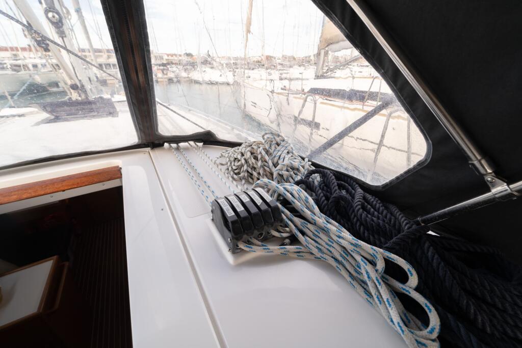 Sailing yacht 