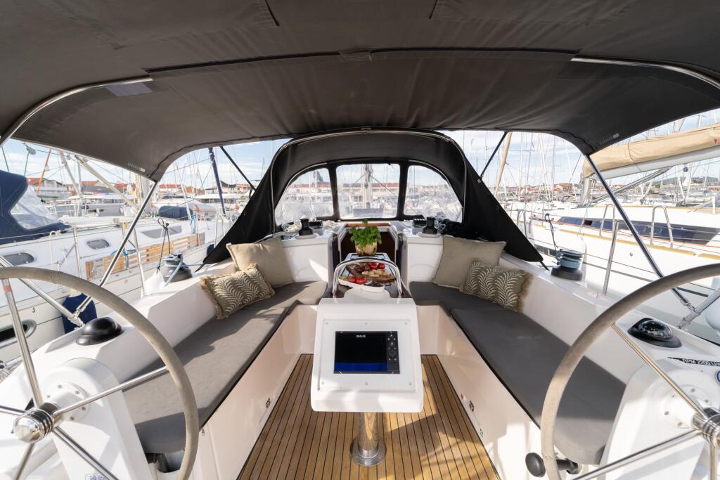 Sailing yacht 