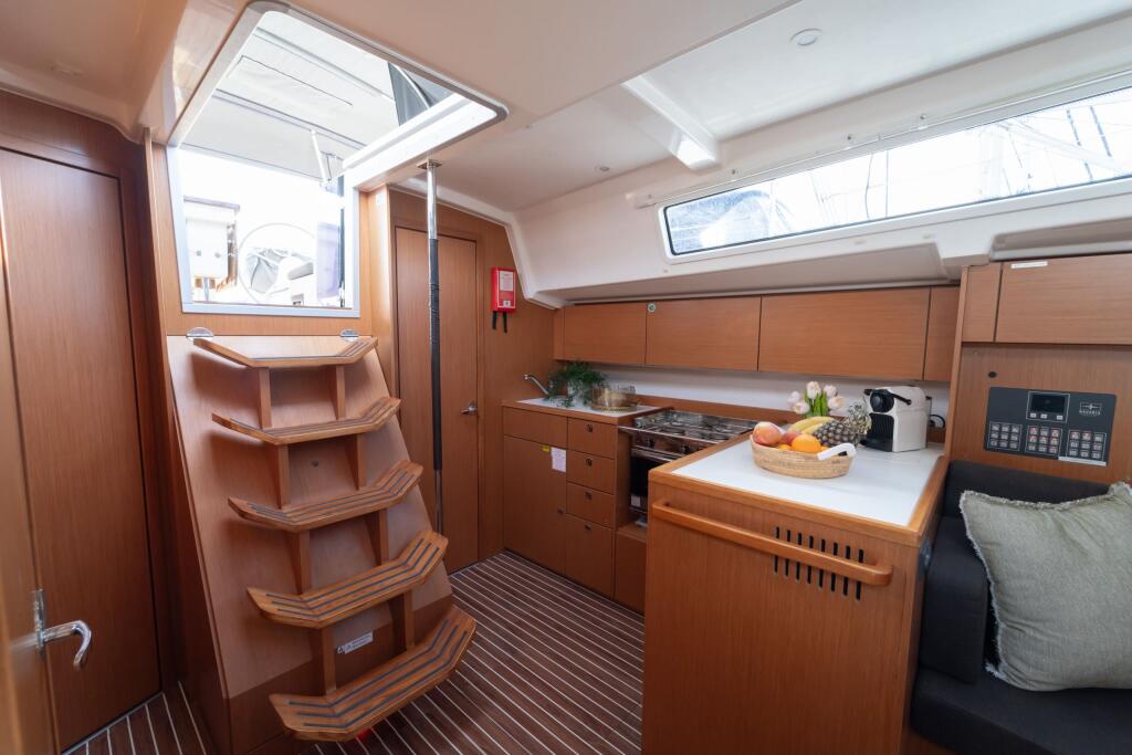 Sailing yacht 