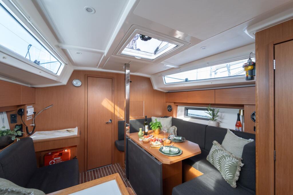 Sailing yacht 