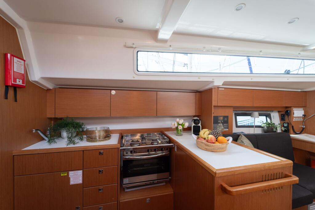 Sailing yacht 