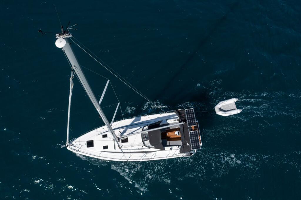 Sailing yacht 