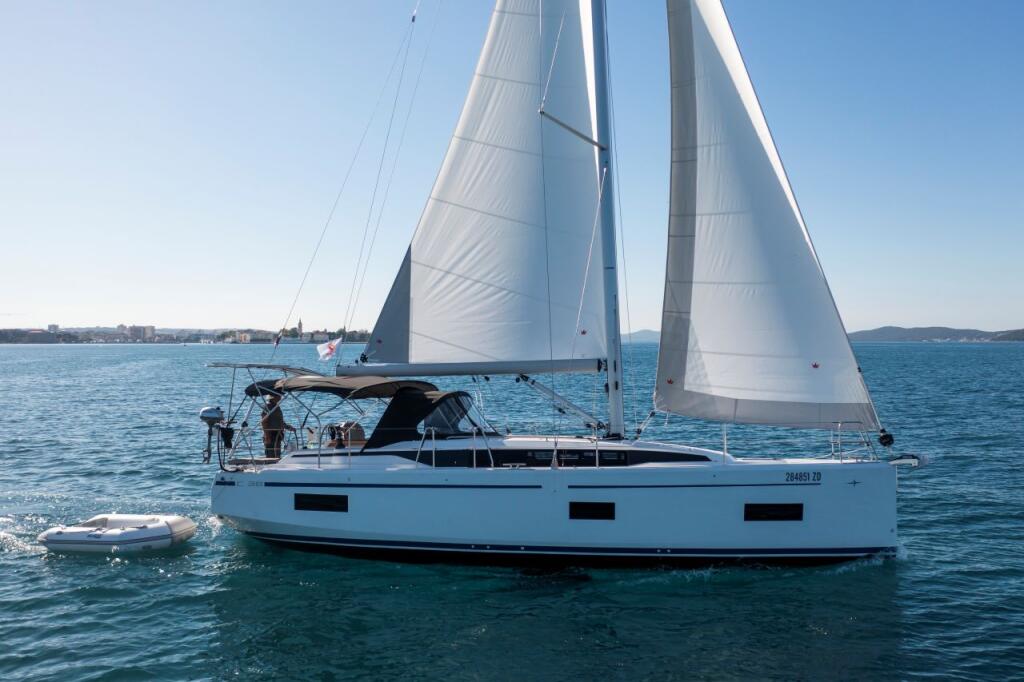 Sailing yacht 