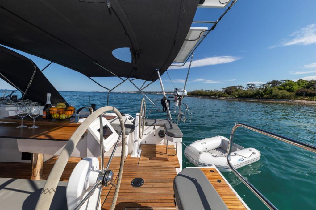 Sailing yacht 