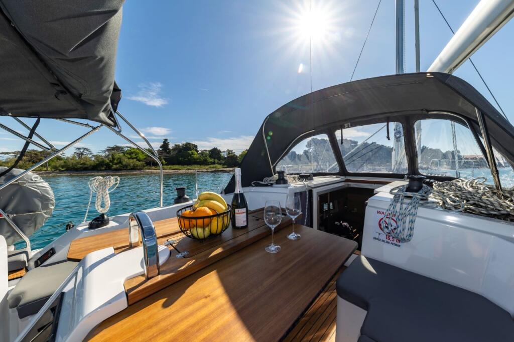 Sailing yacht 
