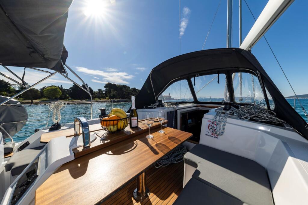 Sailing yacht 